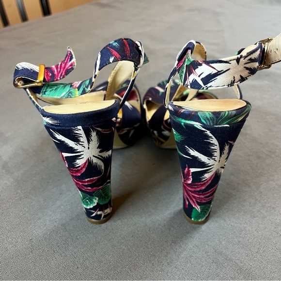 Ladies Size 7.5 Bakers Mccoy Multi Colored Sandals - Picture 2 of 9